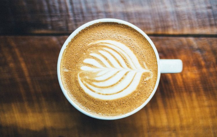 Latte art perfecto en taza de cerámica