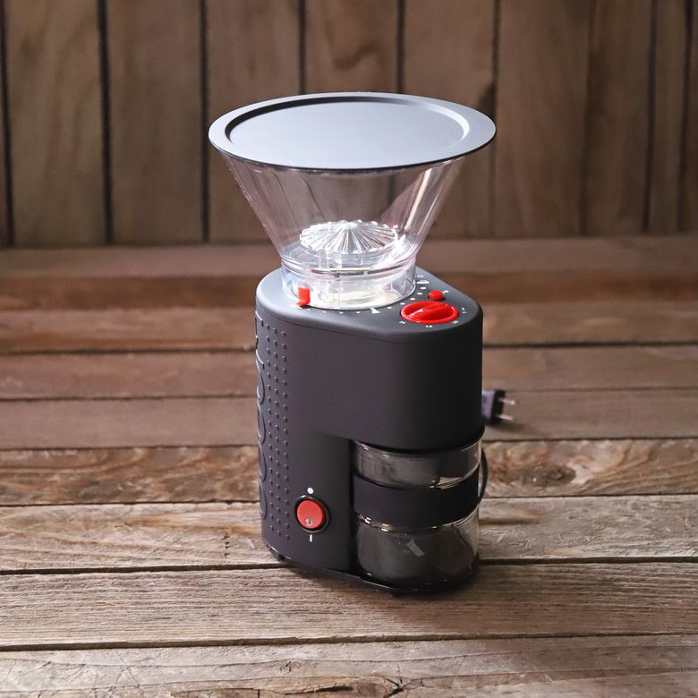 Molinillo burr con granos de café